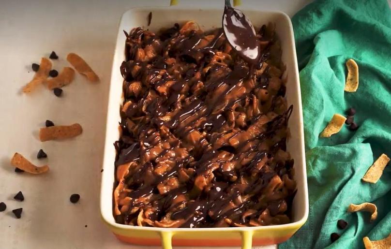 Рецепт батончиков из начос, арахисовой пасты и шоколада: идеальная закуска для тех, кто любит сочетание соленого и сладкого
