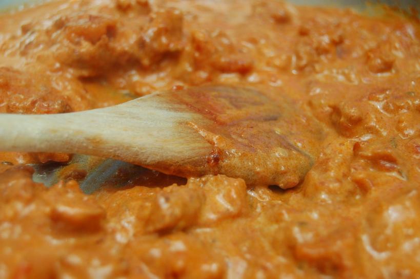Ужин в итальянском стиле: ароматная паста с домашними колбасками, томатным соусом и сыром маскарпоне