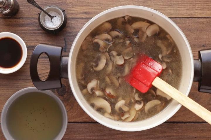 Грибная похлебка с пшенкой, орешками и чесночными гренками: подойдет всем любителям необычных, но простых в приготовлении супов