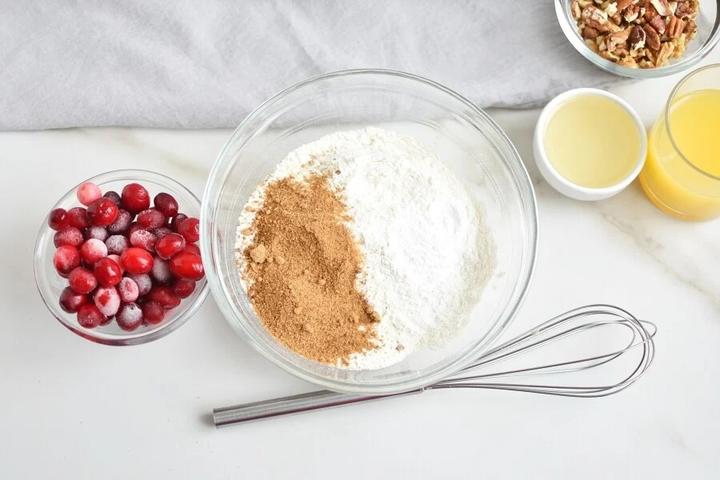 Простенький рецепт клюквенно-ореховых кексов: ингредиентов мало, а получаются не хуже, чем в модной пекарне