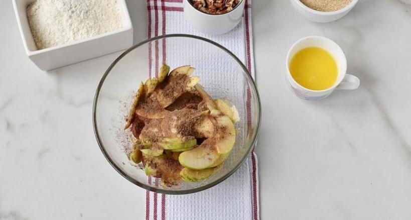 Мини-яблочный пирог для каждого гостя: сладкие батончики с карамельным соусом