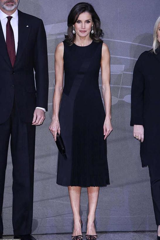 Черное платье – всегда беспроигрышный вариант: фотоподборка запоминающихся образов королевских особ