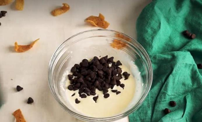 Рецепт батончиков из начос, арахисовой пасты и шоколада: идеальная закуска для тех, кто любит сочетание соленого и сладкого