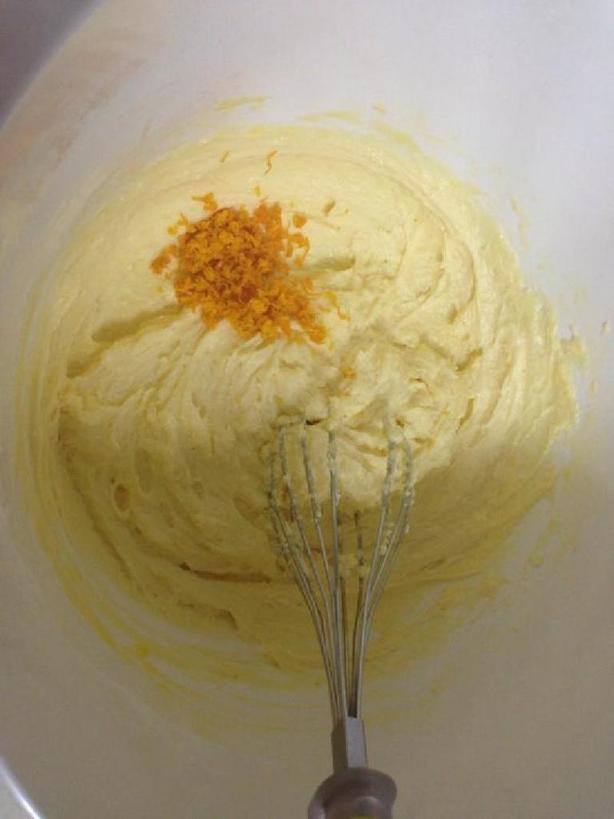 Домашний пирог с вареньем и апельсиновым тестом: выкладываю поверх начинки звездочки и выпекаю