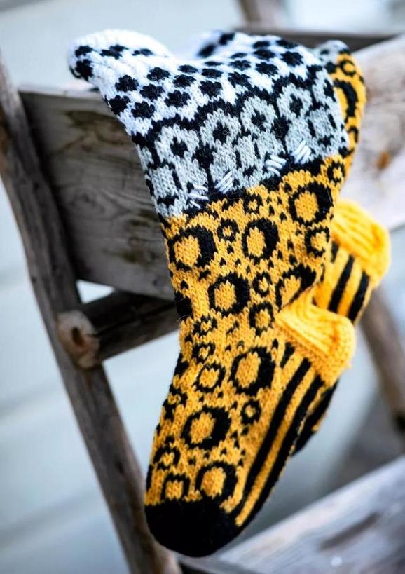 Женщина ведет популярный блог о вязании: получила признание в Сети благодаря шерстяным носочкам