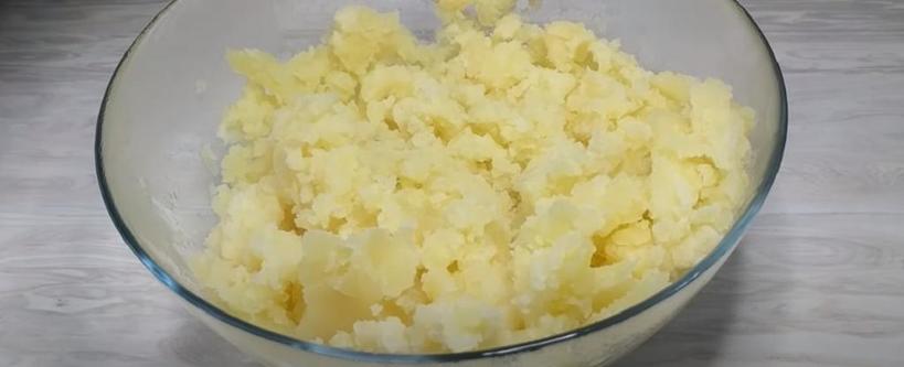 Когда остается отваренный картофель, готовлю из него ленивые картофельные пирожки. Начинка может быть любой: сыр, грибы, салями