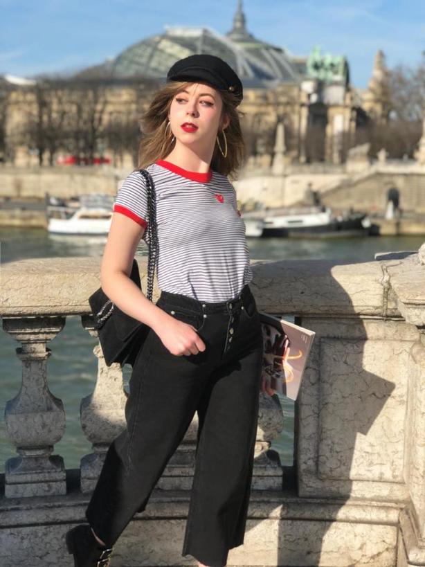 Сериал «Эмили в Париже» вдохновляет девушек на создание собственной версии парижского стиля