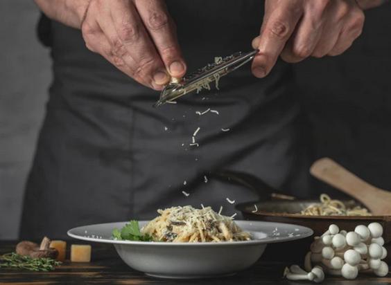 Кулинарные лайфхаки: как сделать магазинный соус для пасты вкуснее - добавить сливки