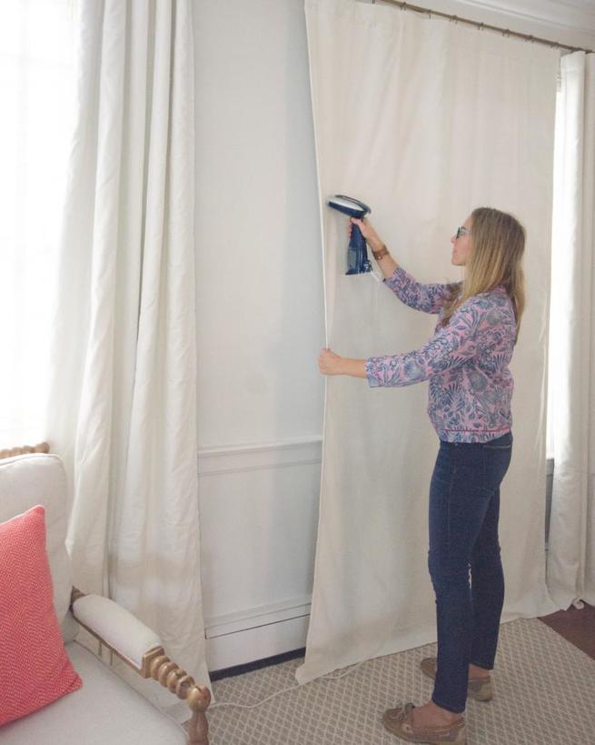Как сделать, чтобы широкие шторы висели ровно и держались аккуратными складками: понадобится отпариватель