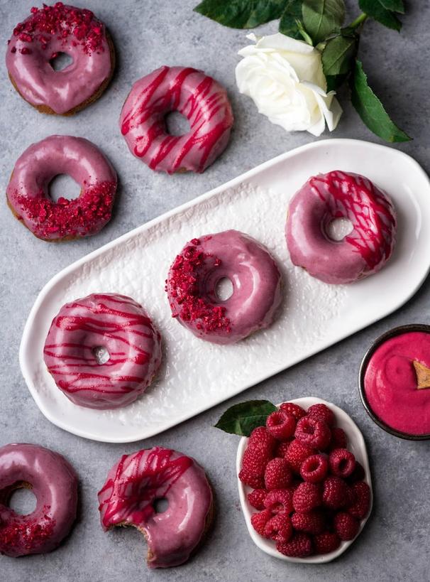 Пока свежие ягоды еще есть в магазине, для детей готовлю розовые пончики в малиновой глазури