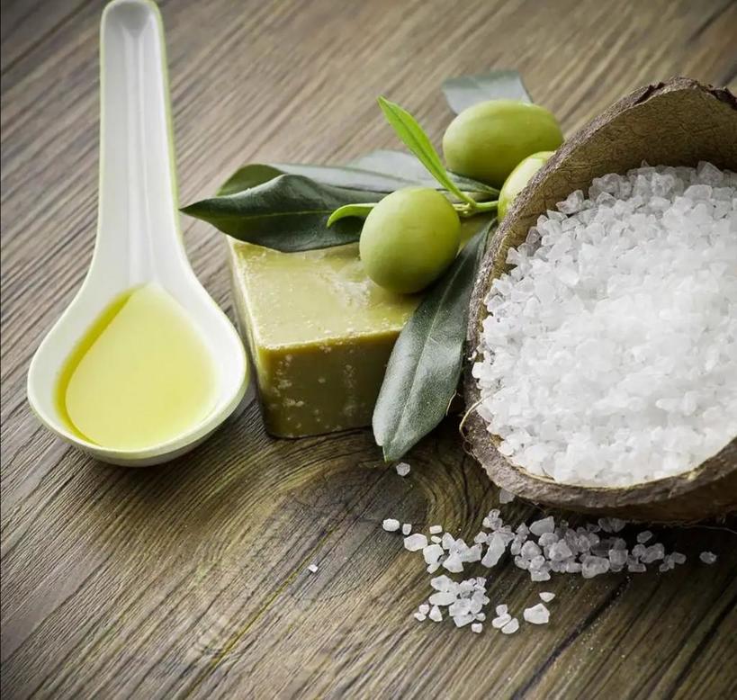 Только соль и оливковое масло: простое домашнее средство для бархатистой кожи