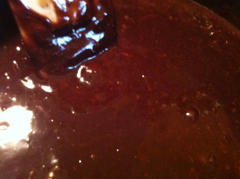 Брауни с необычной посыпкой: кусочки бекона обжариваю на сковороде и бросаю на шоколадное лакомство