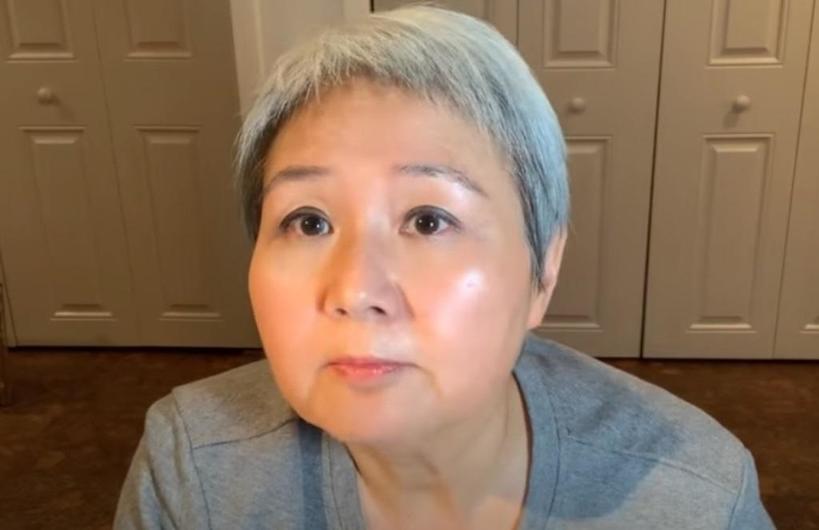 Сохранить кожу лица молодой помогает пищевая пленка: 60-летняя бьюти-блогер рассказала, как ее использовать