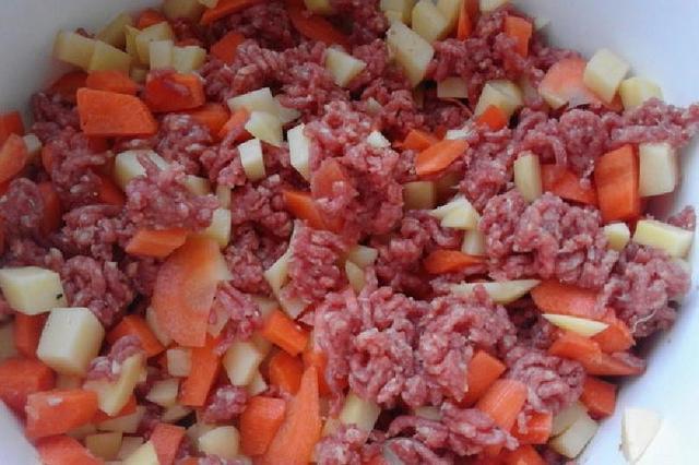 Домашние пирожки с говяжьим фаршем, картофелем и морковкой: вкуснятина, которую можно готовить хоть каждый день
