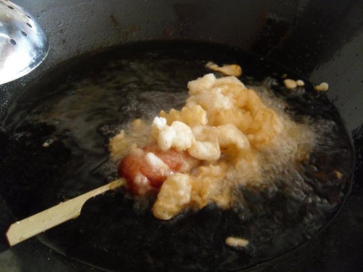 Нанизываю сосиски на шпажки и обжариваю вместе с картофелем фри: получается интересная альтернатива корн-догам
