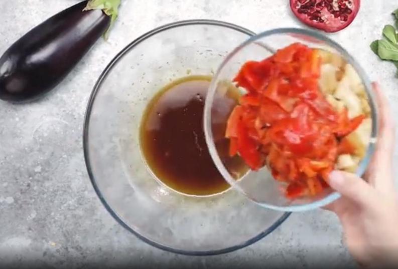 Поджариваю баклажан и перец прямо на газовой конфорке и делаю салат с гранатами и помидорами: просто идеально к мясу