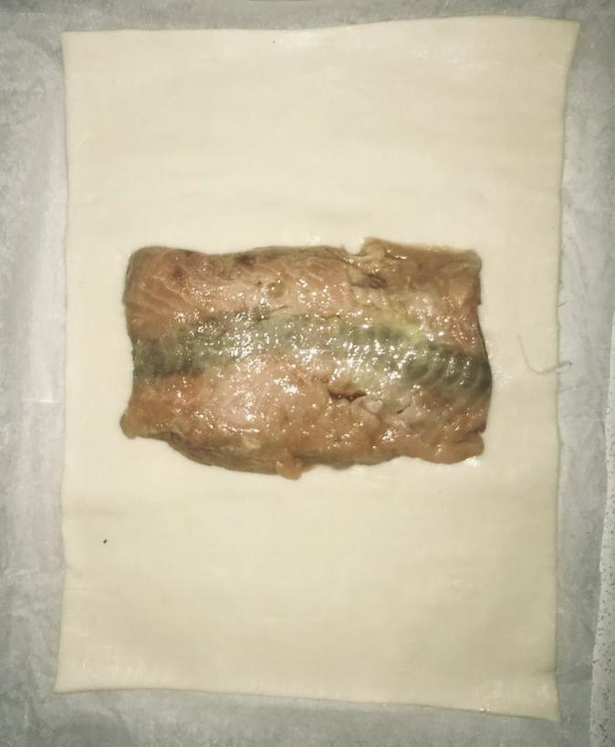 Филе лосося запекаю в слоеном тесте: мариную рыбку с горчицей, а сверху кладу жареный кабачок
