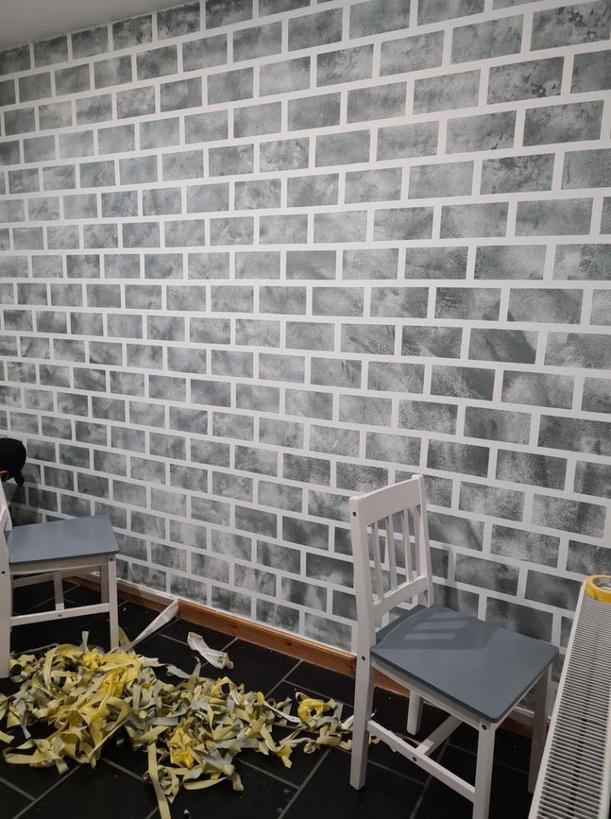 Валик, краска и скотч: девушка дешево и быстро украсила стену на кухне (фото)