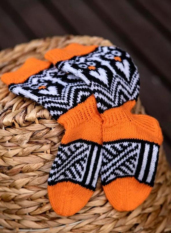 Женщина ведет популярный блог о вязании: получила признание в Сети благодаря шерстяным носочкам