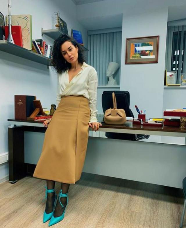 На новых фото Тина Канделаки показала, как сочетать деловой стиль с яркими туфлями