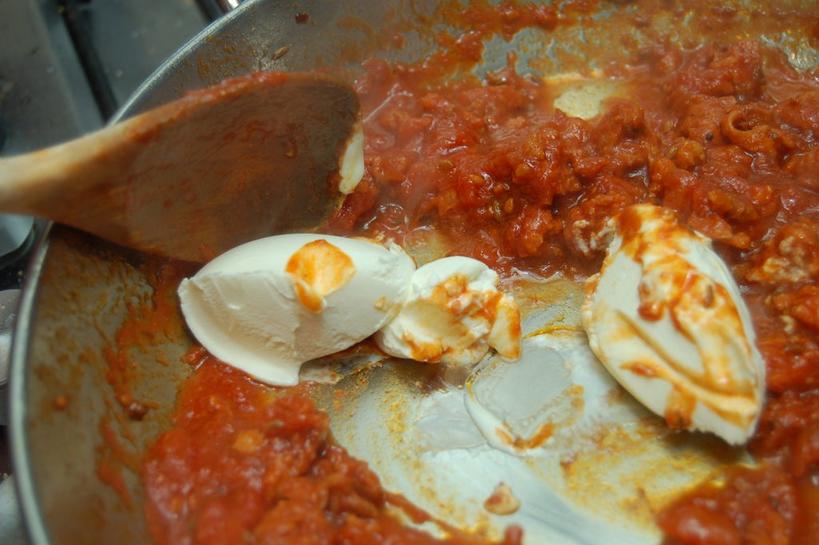 Ужин в итальянском стиле: ароматная паста с домашними колбасками, томатным соусом и сыром маскарпоне