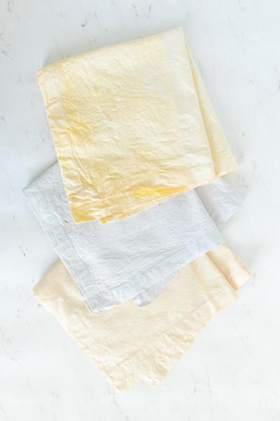 Научилась сама окрашивать ткани в нежные пастельные тона. Способ простой: использую луковую шелуху, куркуму или чернику