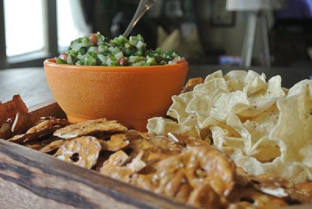 Овощной соус Пико де Галло   великолепно сочетается с гренками или обычными чипсами
