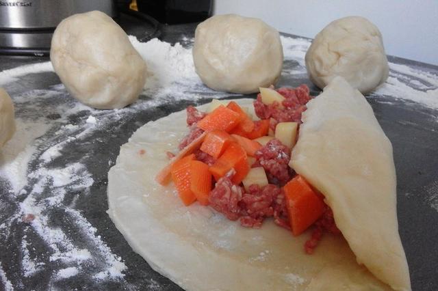Домашние пирожки с говяжьим фаршем, картофелем и морковкой: вкуснятина, которую можно готовить хоть каждый день