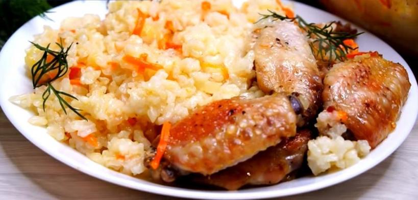 Все в одном блюде: одновременно готовлю куриные крылышки и рис. Получается очень вкусно, плюс экономлю время и посуду