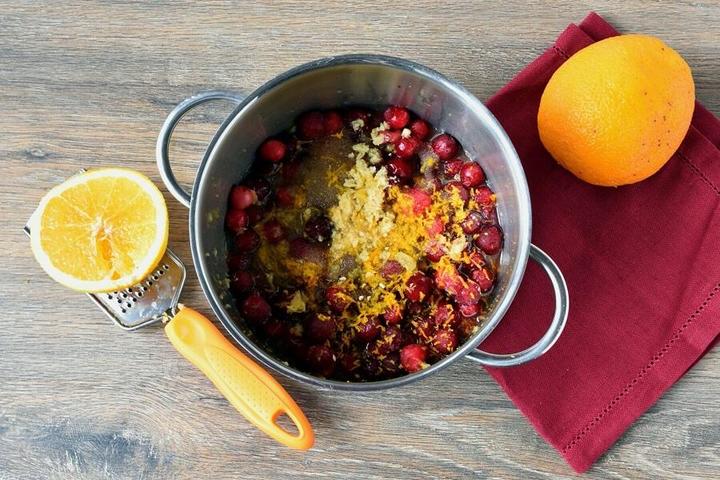Каждую осень готовлю пряный клюквенный соус с имбирем и апельсиновой цедрой: очень полезно и подойдет практически к любому блюду
