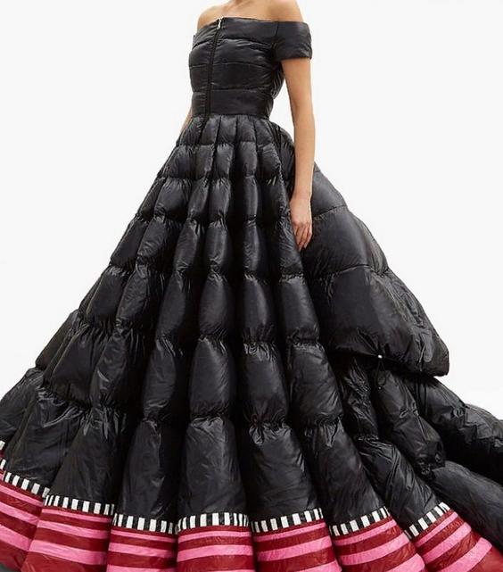 Роскошный модный бренд Moncler высмеивается в Интернете за создание вечернего платья, которое выглядит, как  спальный мешок : фото