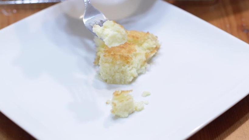 Кокосовый пирог с хрустящей корочкой: готовлю ванильный нежный десерт для всей семьи