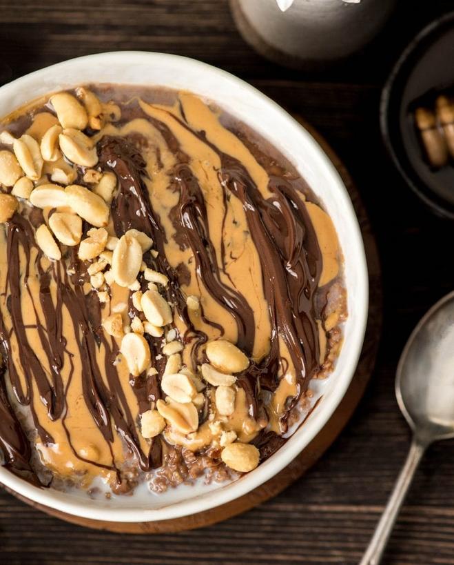 Нашла рецепт здорового и вкусного завтрака для сладкоежек: шоколадная овсянка с арахисовым маслом