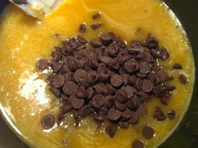 Брауни с необычной посыпкой: кусочки бекона обжариваю на сковороде и бросаю на шоколадное лакомство