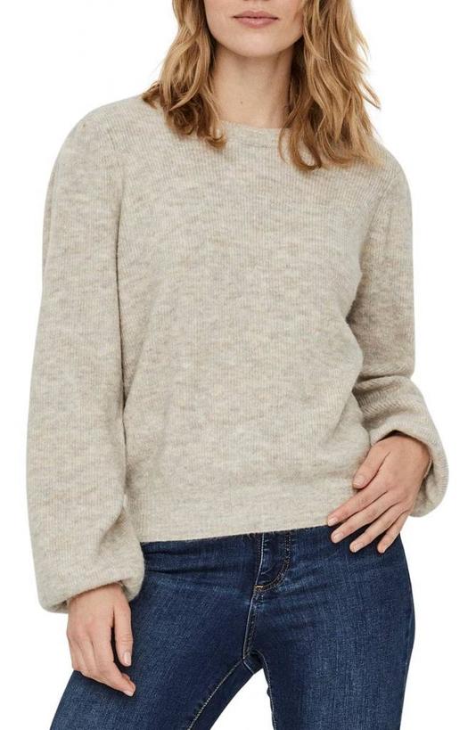 Для поклонниц скинни-джинсов и легинсов этой осенью: белая оверсайз-рубашка или объемный свитер - идеальное дополнение к узкому низу