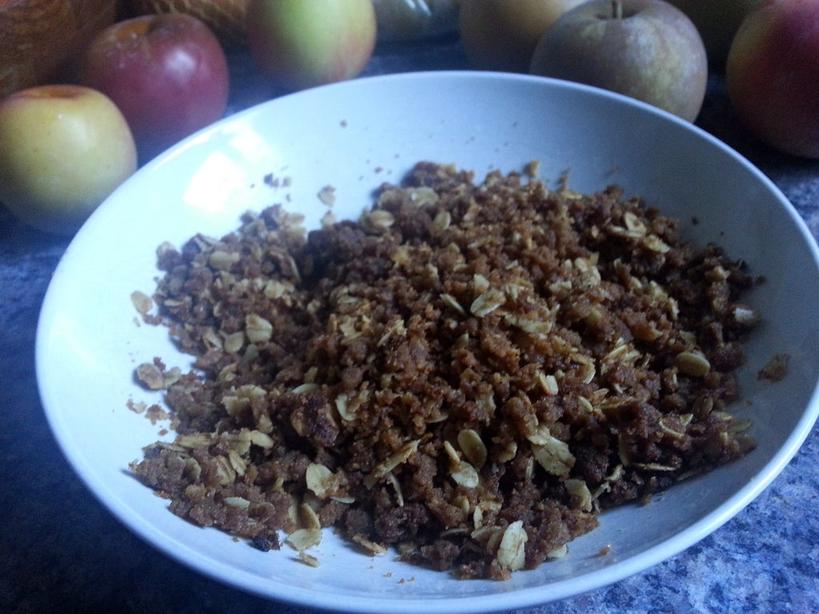 Яблоки в карамели готовлю с домашней гранолой: хрустящее лакомство получается очень вкусным