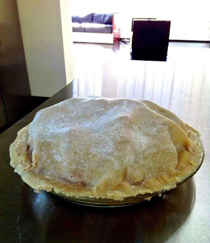 Яблочный пирог готовлю только по своему фирменному рецепту: крупно нарезаю фрукт, смешиваю с корицей, сахаром и накрываю листом домашнего теста
