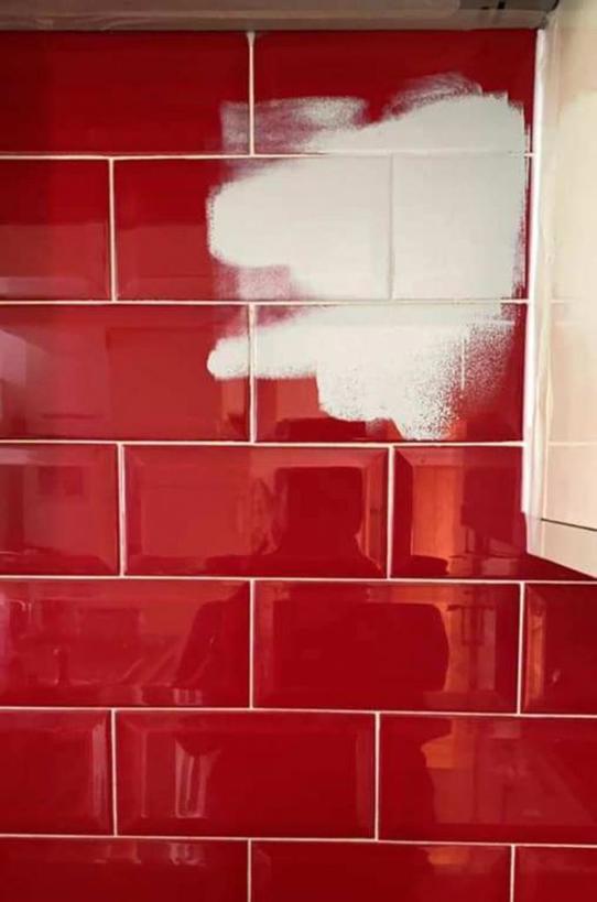 Всем дом был хорош, кроме красной плитки на кухне. Женщина взяла банку краски и кардинально изменила интерьер (фото до и после)
