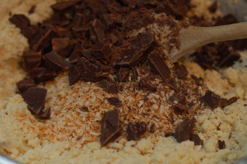 Домашнее печенье с кусочками шоколада и кокосовой стружкой: ароматное лакомство к чаю