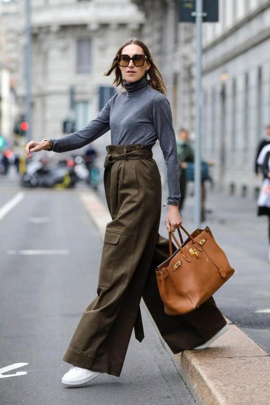 Широкие брюки на осень/зиму 2020-2021 по моде street style: внешний вид и советы о том, как их носить (фотогалерея)