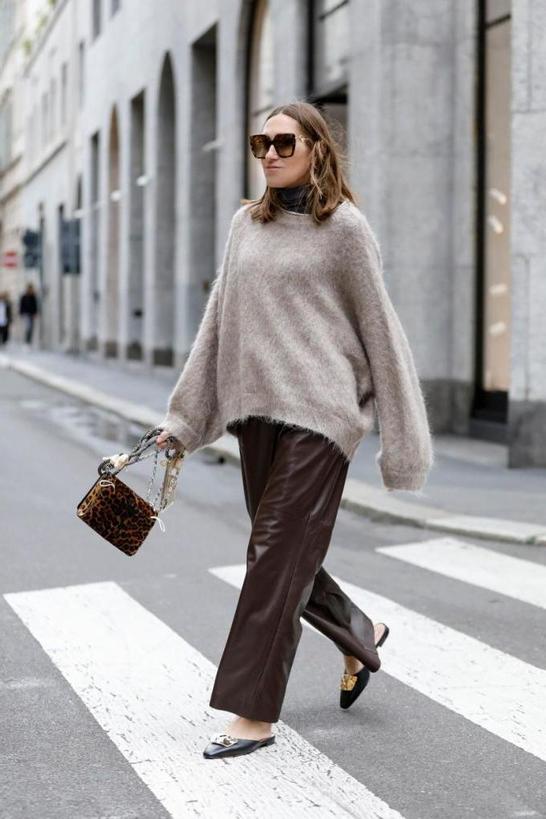 Широкие брюки на осень/зиму 2020-2021 по моде street style: внешний вид и советы о том, как их носить (фотогалерея)