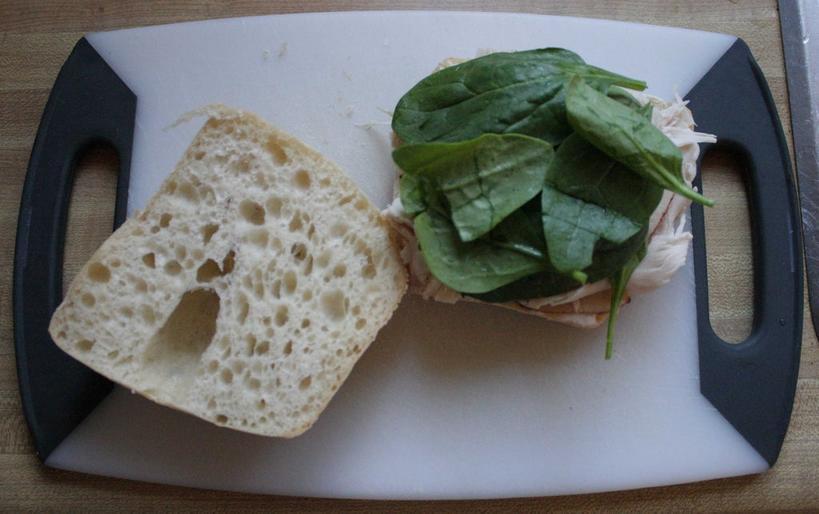 Идеальный сэндвич из чиабатты, шпината и индейки: сытный завтрак на скорую руку