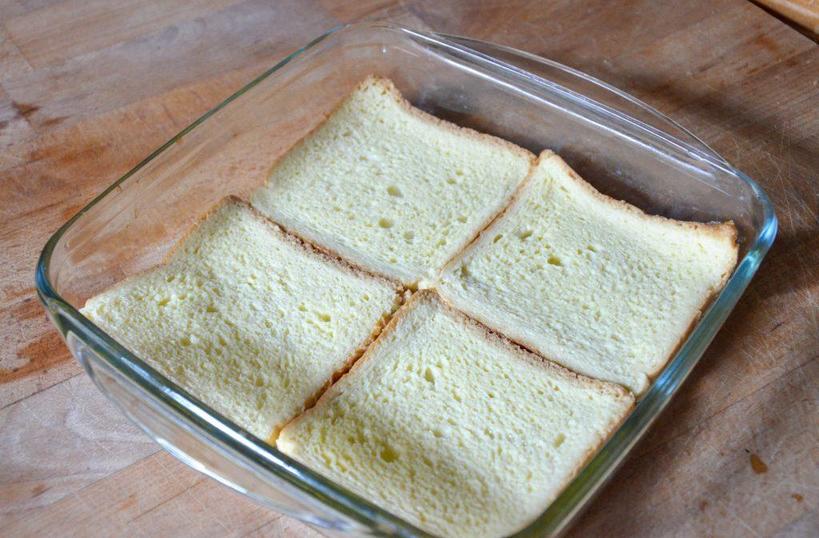 Вместо холодных штучных бутербродов готовлю сочную запеканку из хлеба в духовке. Один противень такого чуда накормит всю семью