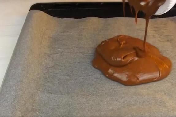 Чем побаловать ребенка: быстрый шоколадный тортик с легким ароматом меда без раскатывания коржей