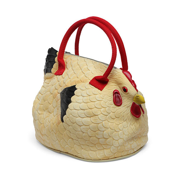 Какой год, такие и тренды: в моду вошли странные сумки курицы