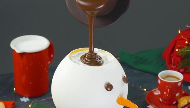 Берем воздушные шарики и поливаем шоколадом: как просто приготовить съедобного снеговика на праздничный стол