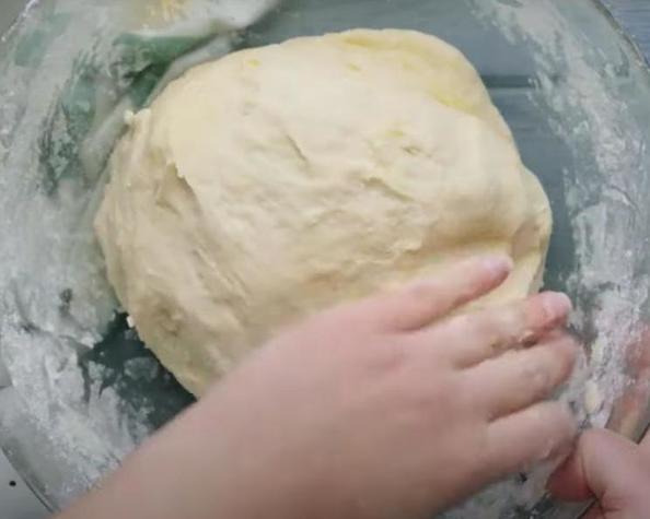 Пышная булочка с зеленым луком и сыром: на готовку трачу меньше часа, а в хлебный можно пару дней не ходить