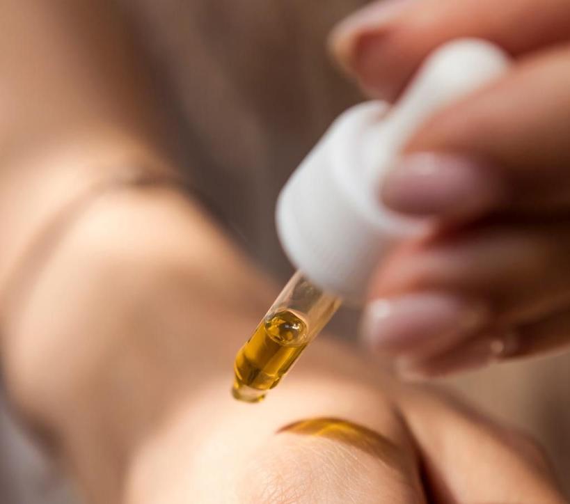 Оливковое масло на кухне и в косметичке: дерматолог назвал 9 преимуществ его использования для кожи