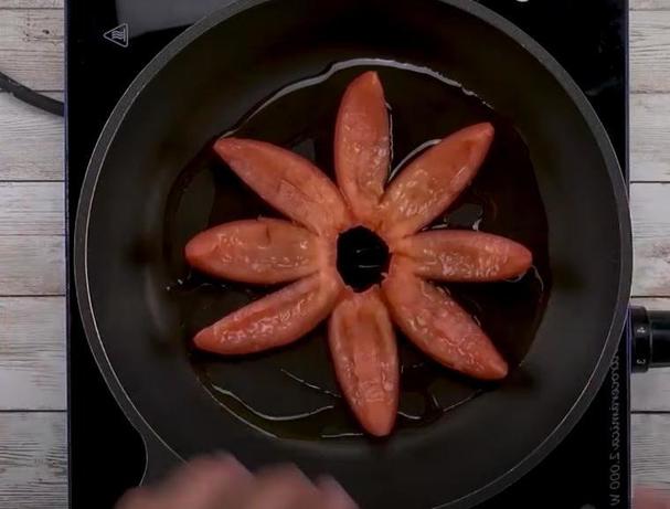 Превращаю омлет и пару помидоров в кулинарное чудо, просто красиво разрезая томаты: отлично поднимает настроение с утра