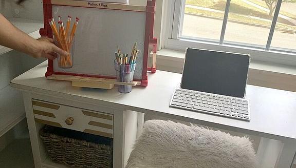 Мне потребовался всего час, чтобы собрать бюджетный письменный стол для дочери